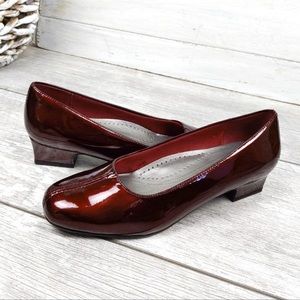 NWT Trotters Doris Pump. Beautiful rich burgundy color. 7.5M